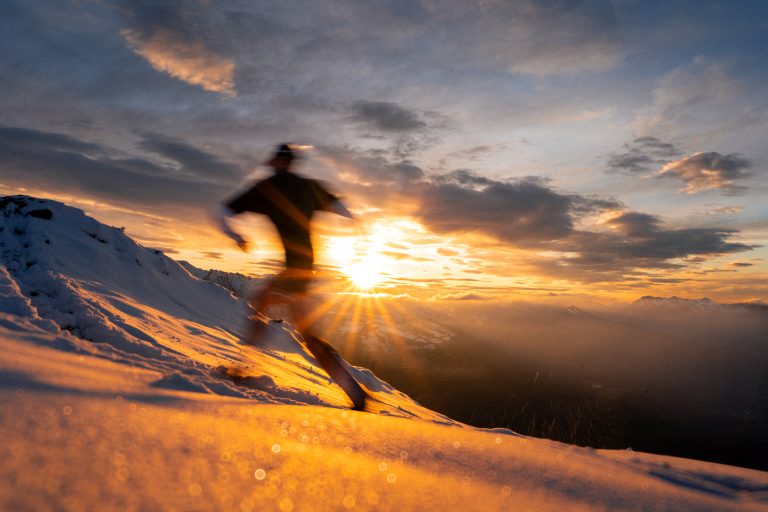 Running jog neige montagne sunset sunrise coucher de soleil